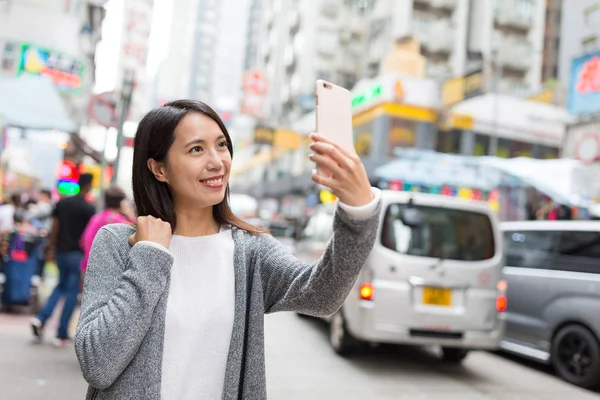 Kvinnan tar selfie i Mongkok city — Stockfoto