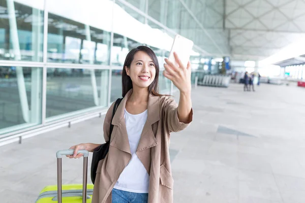 Mujer ir de viaje y tomar selfie en el aeropuerto — Foto de Stock