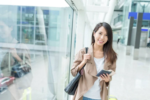 空港でパスポートや携帯電話を保持している女性 — ストック写真