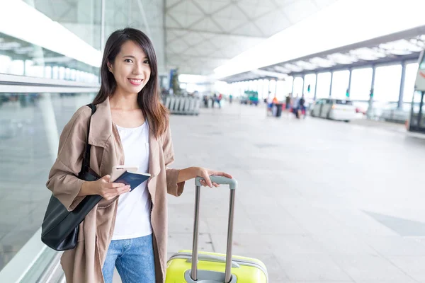 女性は香港国際空港に行く — ストック写真