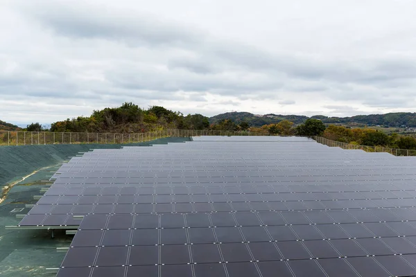 田舎での太陽電池パネル — ストック写真