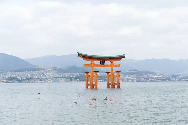 Porta Torii flutuante do Santuário de Itsukushima — Fotografia de Stock