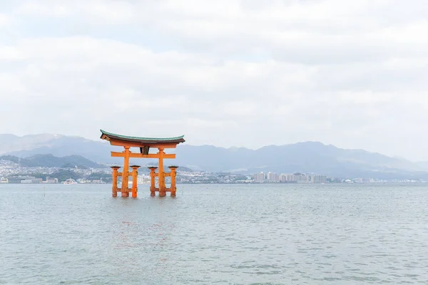 Itsukushima shrine and Miyajima torii gate — Stock Photo, Image