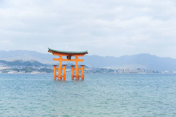 Torii de Santuário de Itsukushima em Hiroshima — Fotografia de Stock