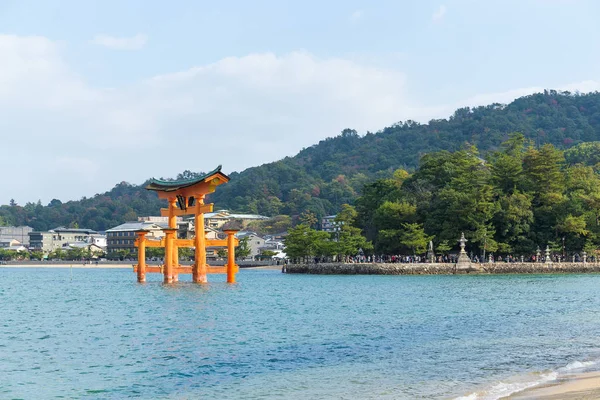 Gigante flutuante portão Xintoísmo torii do Santuário de Itsukushima — Fotografia de Stock
