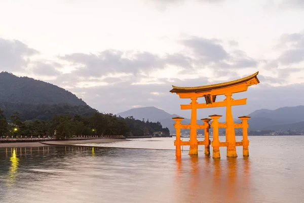 Τορίι για Itsukushima λάμψη της πόλης Χιροσίμα — Φωτογραφία Αρχείου