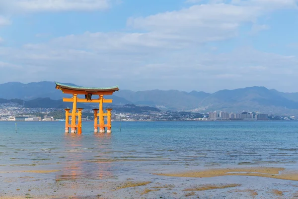Torii en Itsukushima brillo de la bahía de Hiroshima —  Fotos de Stock