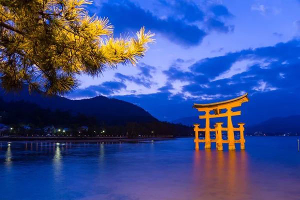 Torii i Itsukushima glans på kvällen — Stockfoto