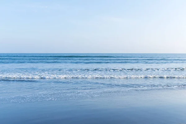 Αμμώδης παραλία και μπλε ουρανός — Φωτογραφία Αρχείου