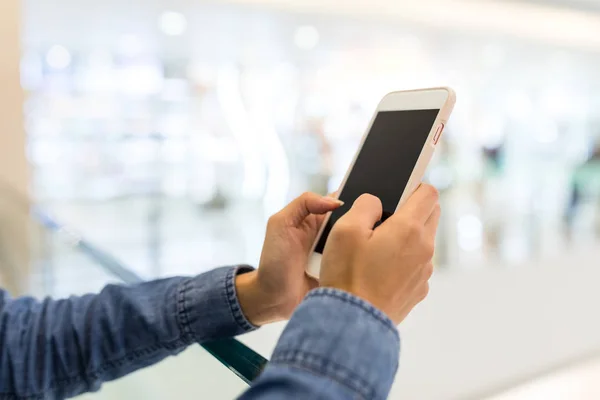 Mujer tocando el teléfono celular en las manos — Foto de Stock