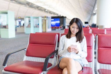 Havaalanında cep telefonu kullanan kadın