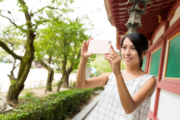Femme prenant des photos dans le temple japonais — Photo