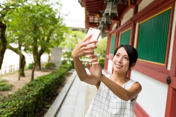 Frau macht Selfie in japanischem Tempel — Stockfoto