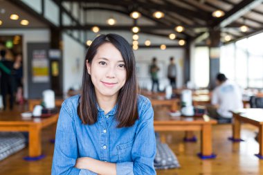 Japon tapınakta genç kadın