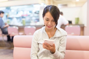 Cep telefonu için online kullanan kadın