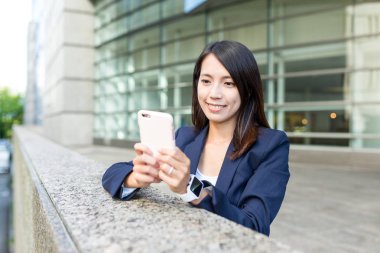 Cep telefonu kullanan genç iş kadını