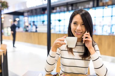 kadın cep telefonu kafede üzerinde söz