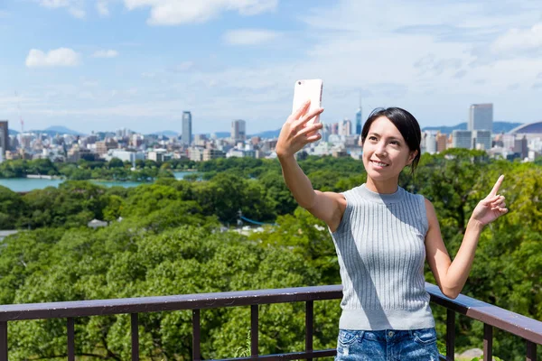 Mujer viajando en Fukuoka y tomando selfie —  Fotos de Stock
