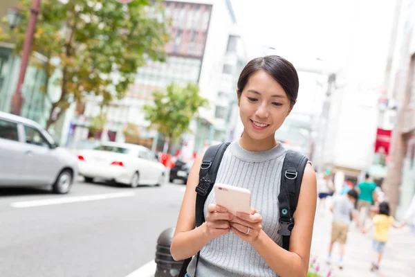 Женщина путешествует по Фукуоке и пользуется мобильным телефоном — стоковое фото