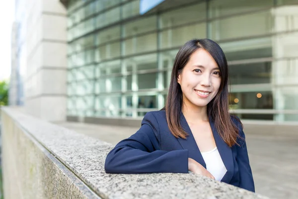 Jovem mulher de negócios asiática ao ar livre — Fotografia de Stock