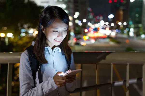 Geceleri cep telefonu kullanan bir kadın. — Stok fotoğraf