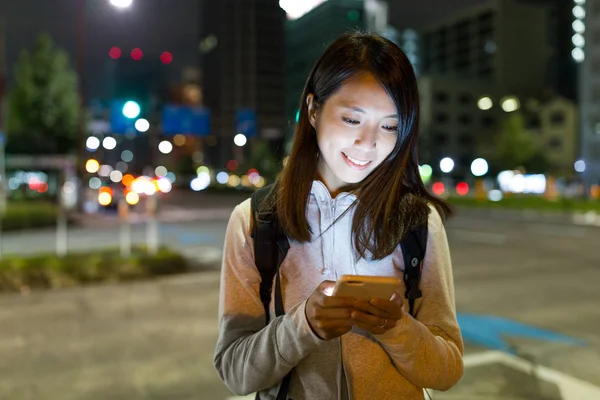 Mulher usando telefone celular à noite — Fotografia de Stock