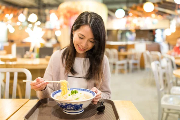 Woman eating ramen in restaurant — Stock Photo, Image