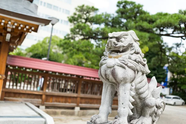 Japonský chrám s socha lva — Stock fotografie