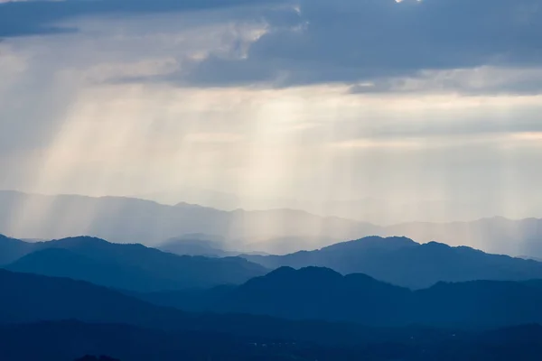山と空の雲と太陽の下 — ストック写真