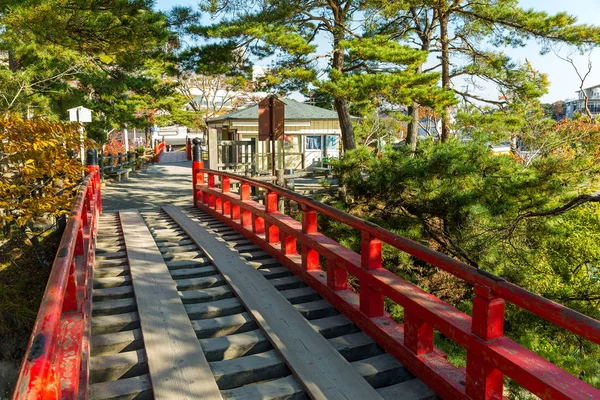 Puente rojo japonés en las islas Matsushima — Foto de Stock