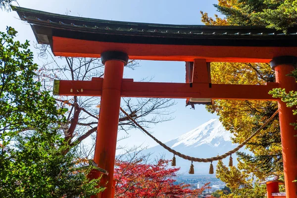 Храм и гора Фудзи — стоковое фото