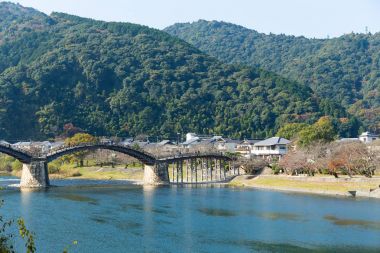 Geleneksel Kintai köprü mavi gökyüzü ile