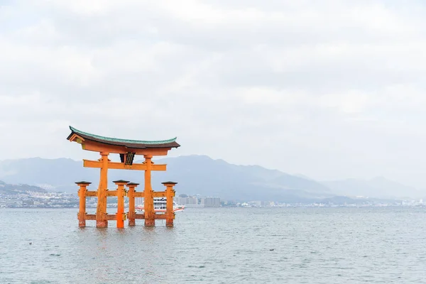 Torii gate on the island of Miyajima — Stock Photo, Image