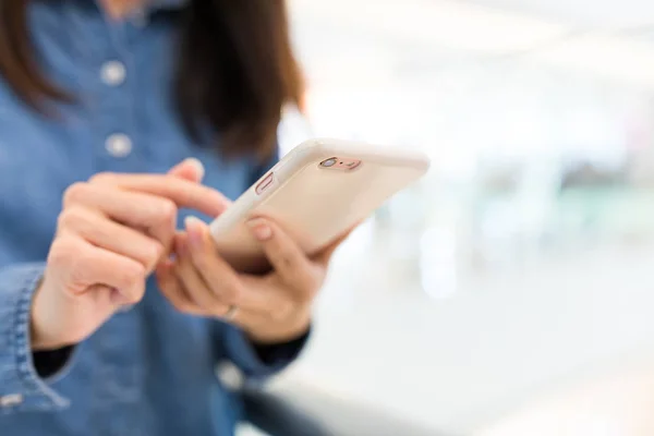 Vrouw die werkt op mobiel — Stockfoto