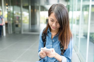 Salonunda cep telefonu üzerinde çalışma öğrenci