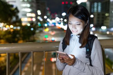 City adlı cep telefonu kullanan kadın