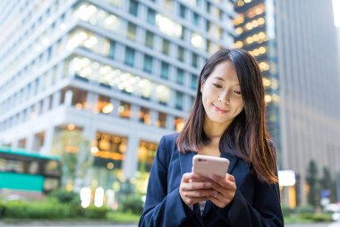 Geceleri cep telefonu kullanarak iş kadını