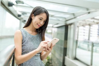 İş kadını akıllı telefon kullanıyor.