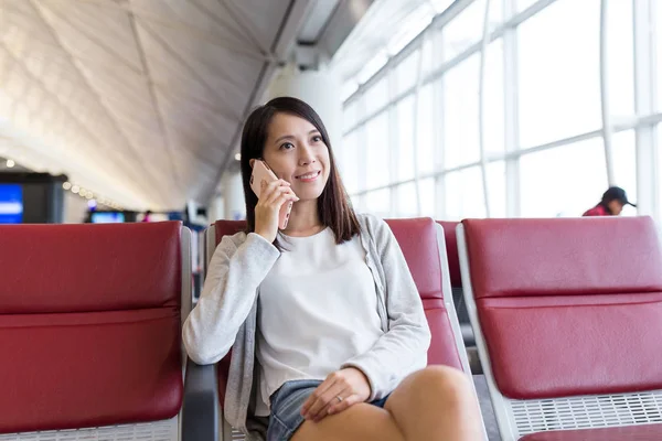 空港で携帯電話で話している女性 — ストック写真