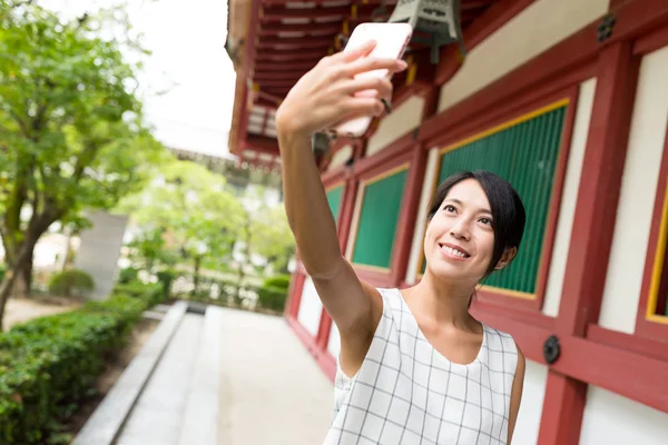 Frau macht Selfie in japanischem Tempel — Stockfoto