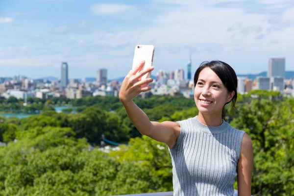 Žena s selfie mobilní telefon — Stock fotografie