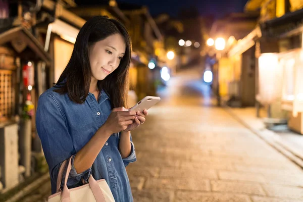 Frau arbeitet nachts am Handy — Stockfoto
