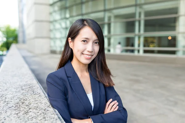 Jeune femme d'affaires souriante — Photo