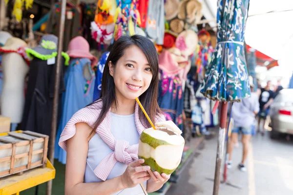Vrouw geniet van kokosnoot sappige — Stockfoto