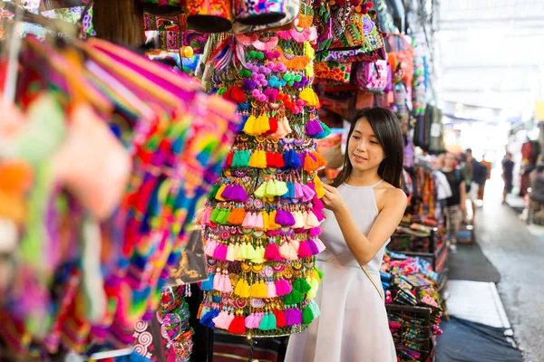 Vrouw genieten van winkelen in weekend markt — Stockfoto