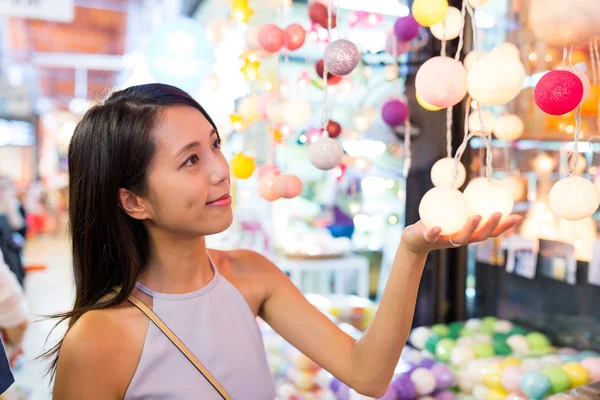 Frau beim Einkaufen im Lampenladen — Stockfoto