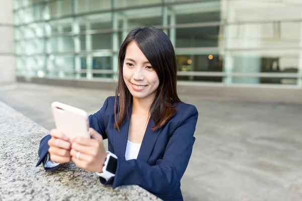 Jovem empresária trabalhando no celular — Fotografia de Stock