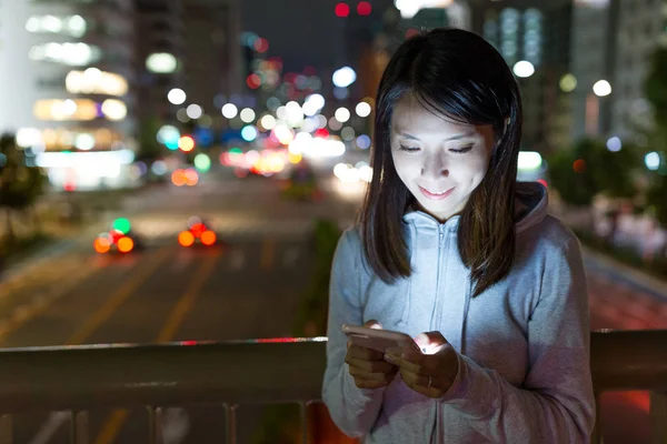 Mulher trabalhando no telefone celular à noite — Fotografia de Stock