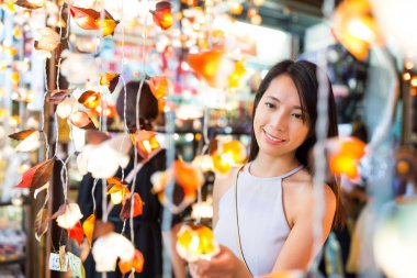 Kadın pazarda dekorasyon lamba seçimi 