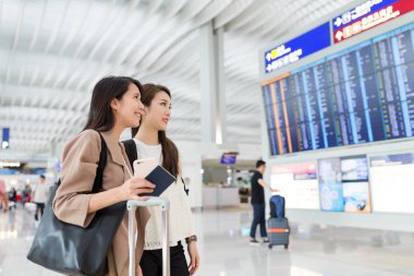 Havaalanında uçuş numarası arıyorum arkadaşlar